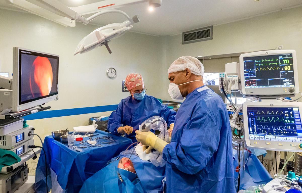 Intervención quirúrgica en un hospital de la provincia.