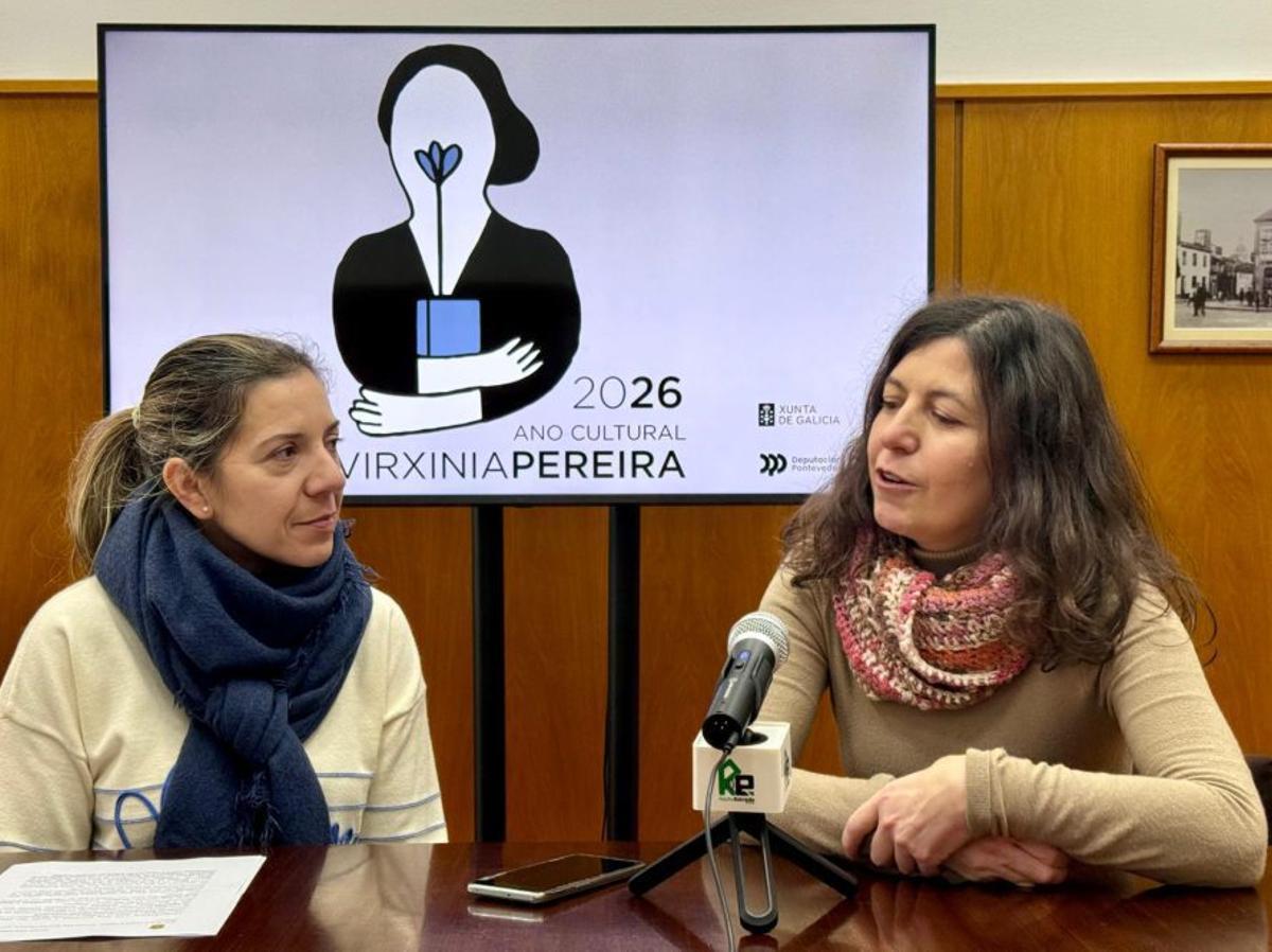 Lucía Seoane e Rosa de Cabanas, ante a figura de Virxinia Pereira.