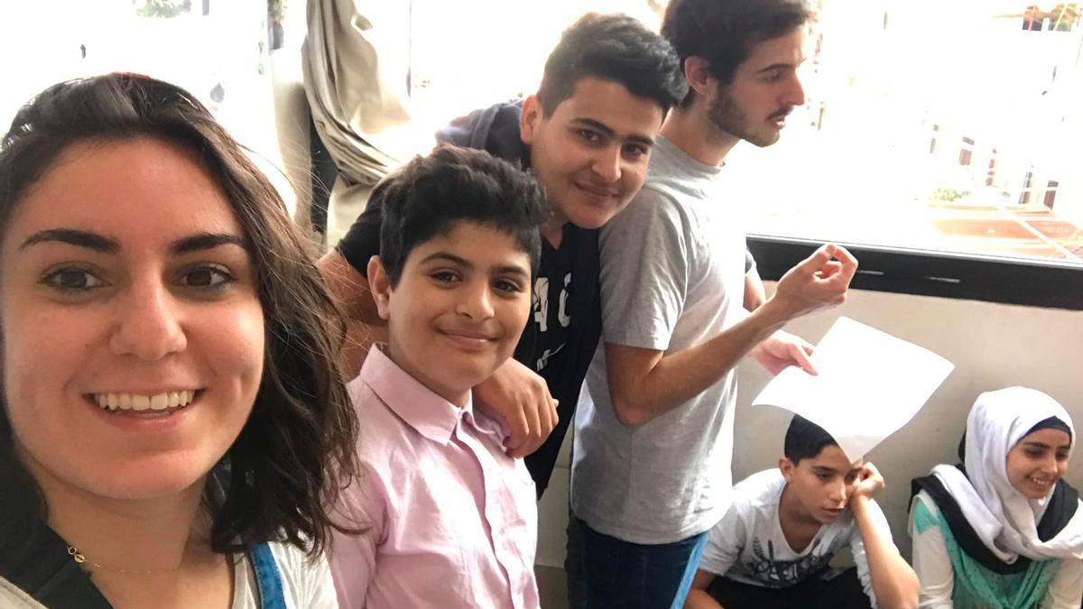 Miriam Agüero, en su periodo más reciente en Beirut, junto al también sevillano Germán Pinto, en la escuela de su ONG 26 Letters educando a niños sirios.