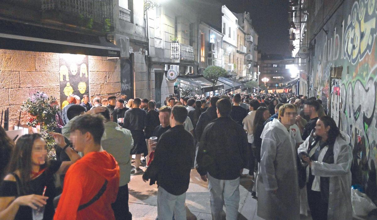Jóvenes disfrutan del ocio nocturno en el entorno de Churruca.