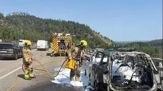 Un cotxe queda calcinat a la C-25 a Santa Coloma de Farners