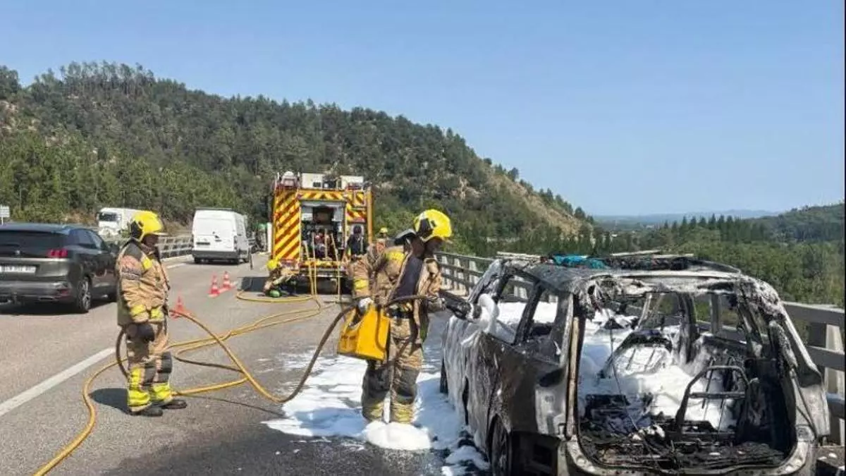 Un cotxe queda calcinat a la C-25 a Santa Coloma de Farners