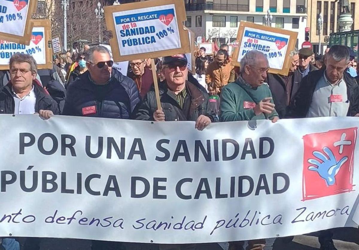 A la izquierda, manifestación en Valladolid el pasado mes de febrero. A la derecha,  concentración, también en febrero, de la huelga de médicos en el Virgen de la Concha.