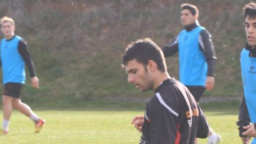 Javi Ramos, a punto de golpear el balón, durante un entrenamiento.