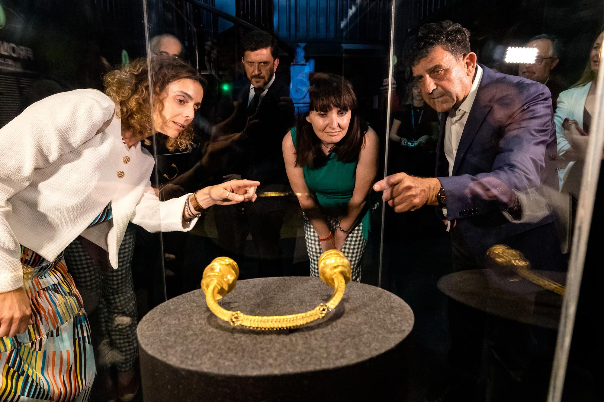 Las tres piezas son consideradas tesoros nacionales de Portugal. Una de ellas, el Torques de Vilas Boas, es la primera vez que sale del museo lisboeta.