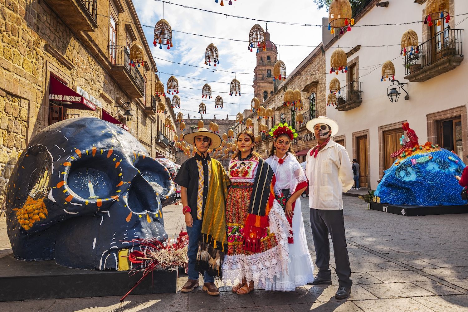 Calle Hidalgo, de Morelia, con el templo de San Agustín de fondo.