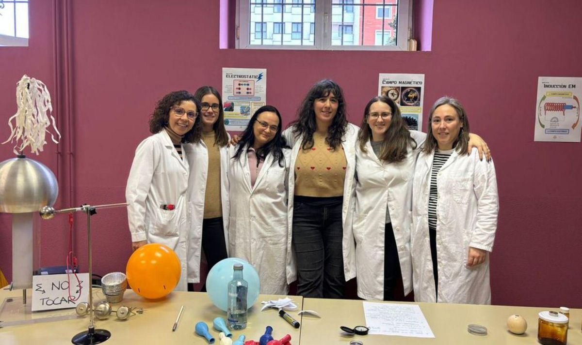 Por la izquierda Mari Paz Fernández, María González, Aitana Tarazaga, Maida Domat, Ana Pérez y Cristina González, profesoras e investigadoras de la Universidad de Oviedo, en la Facultad de Ciencias.