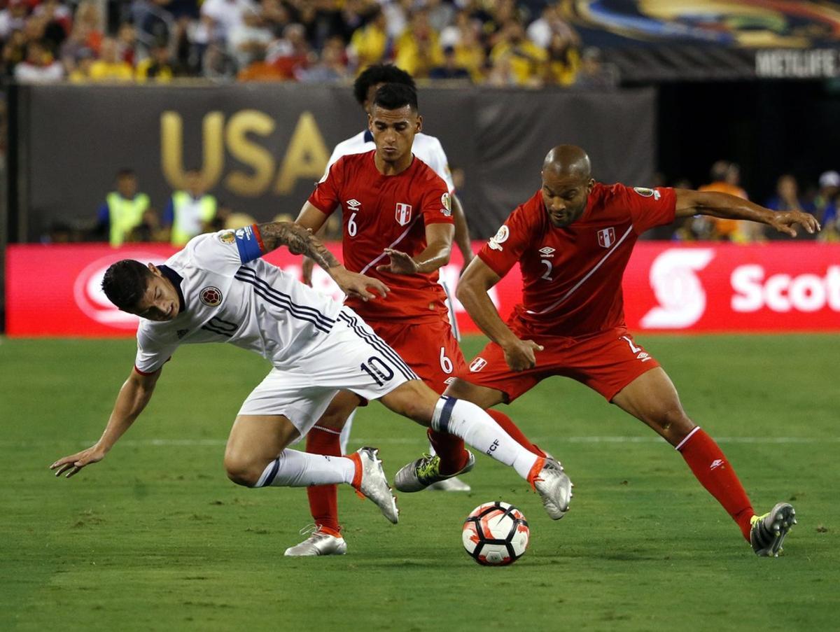 JSX19. East Rutherford (United States), 18/06/2016.- Colombia’s midfielder James Rodriguez (L) is pushed by Peru’s defenders Alberto Rodriguez (R) and Miguel Trauco (back) in the second half of their COPA America Centenario USA 2016 Cup quarterfinals match at the MetLife Stadium in East Rutherford, New Jersey, USA, 17 June 2016. (Estados Unidos) EFE/EPA/JASON SZENES