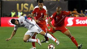 JSX19. East Rutherford (United States), 18/06/2016.- Colombia’s midfielder James Rodriguez (L) is pushed by Peru’s defenders Alberto Rodriguez (R) and Miguel Trauco (back) in the second half of their COPA America Centenario USA 2016 Cup quarterfinals match at the MetLife Stadium in East Rutherford, New Jersey, USA, 17 June 2016. (Estados Unidos) EFE/EPA/JASON SZENES