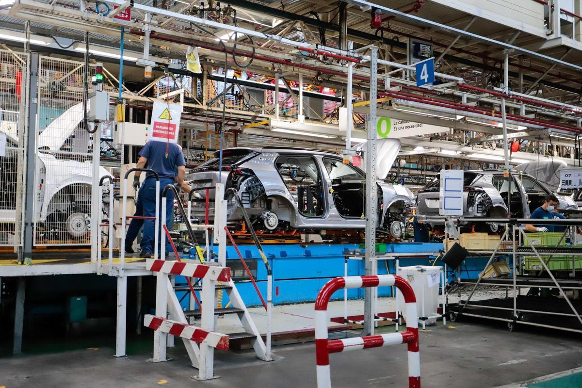 Archivo - Un operario en una fábrica de automóviles
