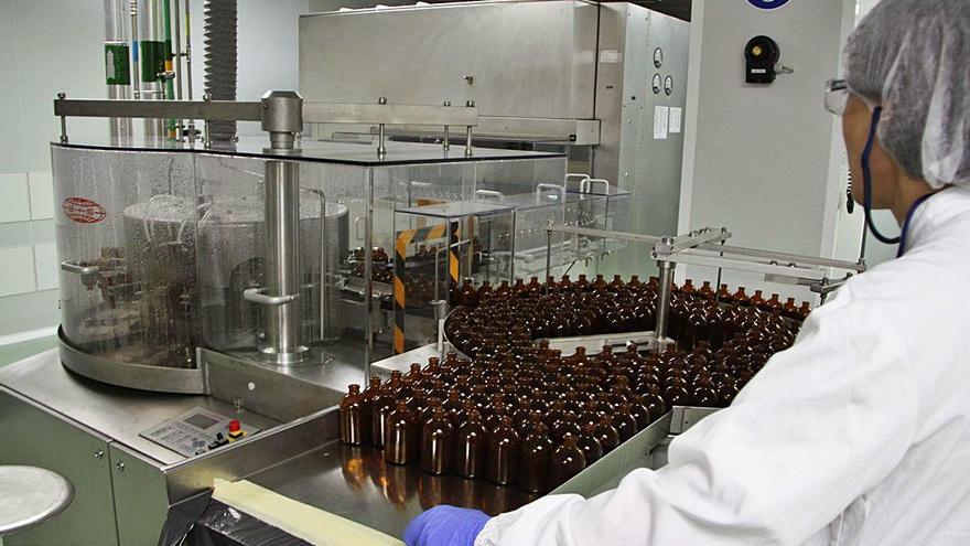 Una treballadora en una planta farmacèutica gironina, en una imatge d&#039;arxiu.