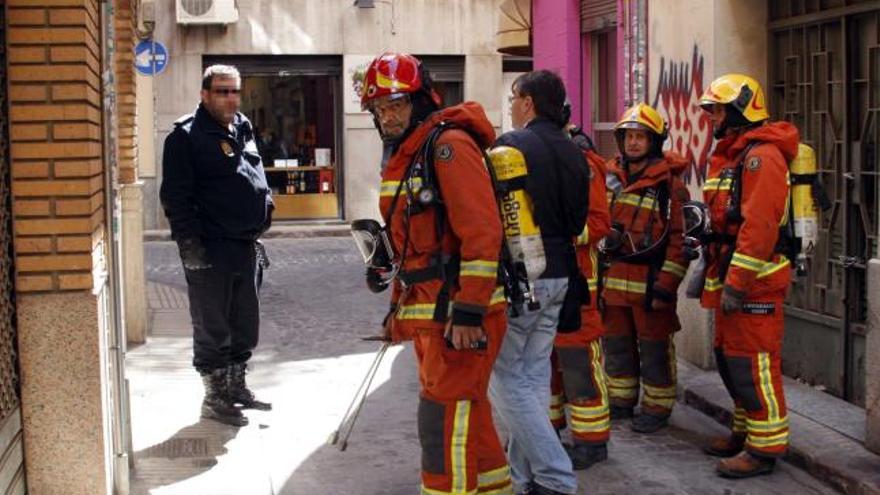 Bomberos y policía local, ayer en la calle Mestre Giner.