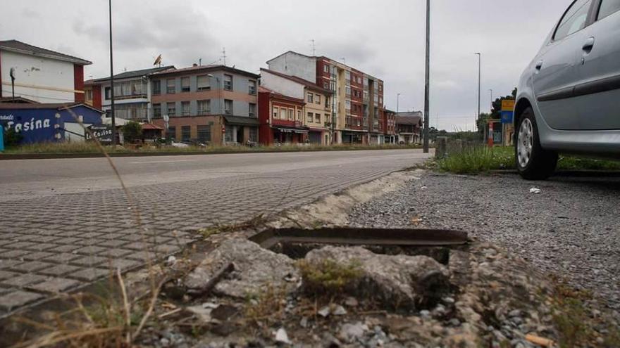 Vecinos de Trasona urgen el arreglo de la acera a Avilés