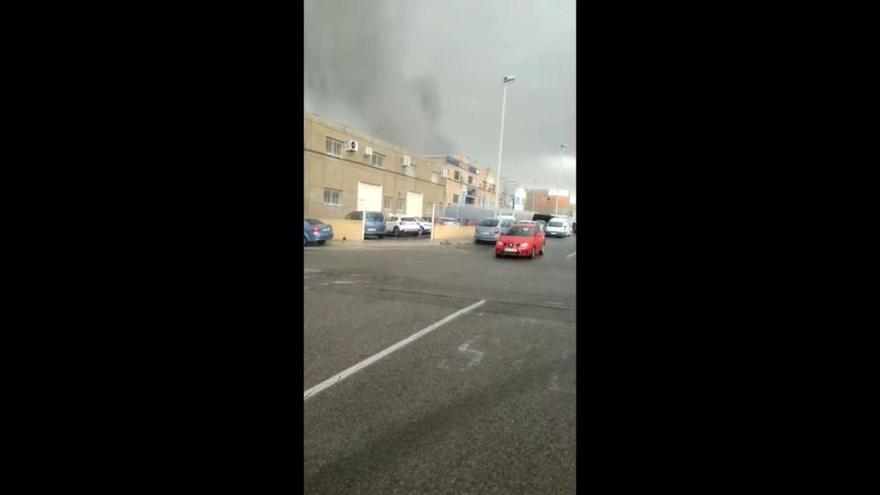 Sofocan en Elche un incendio en un taller de coches en el polígono de Carrús