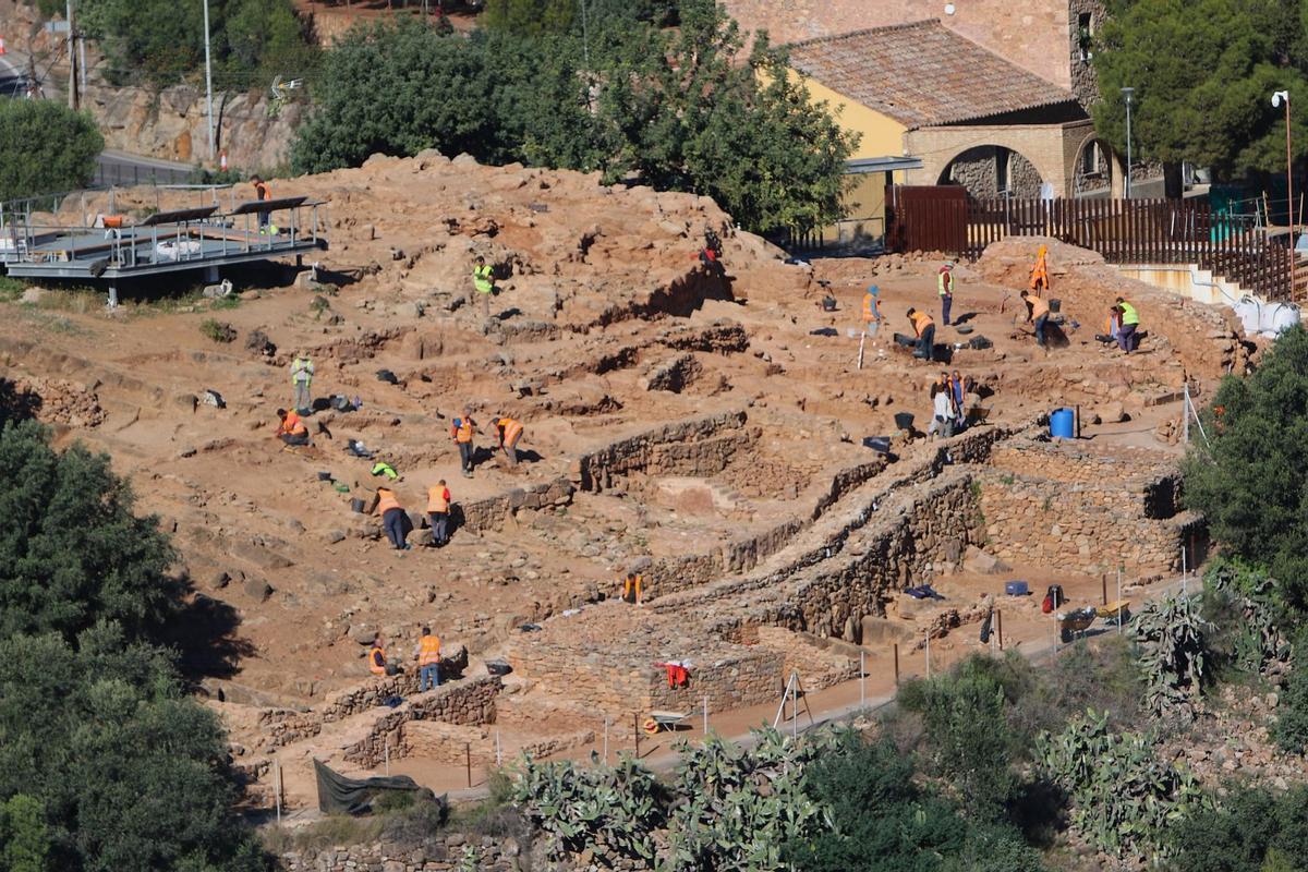 Vista de las excavaciones en el yacimiento del poblar iber de Sant Josep, en la Vall d'Uixó.
