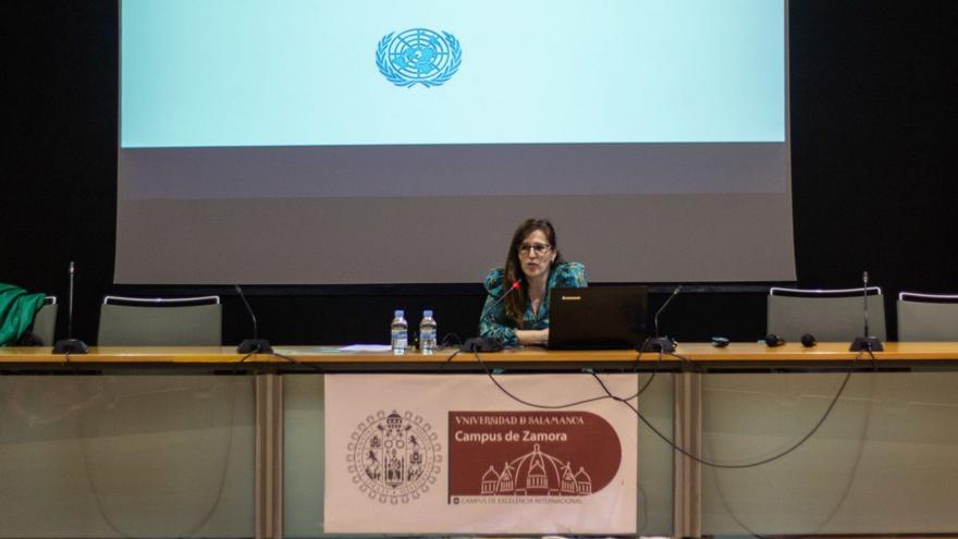 &quot;El rol de género de los cuidados se traslada del plano familiar al laboral&quot;