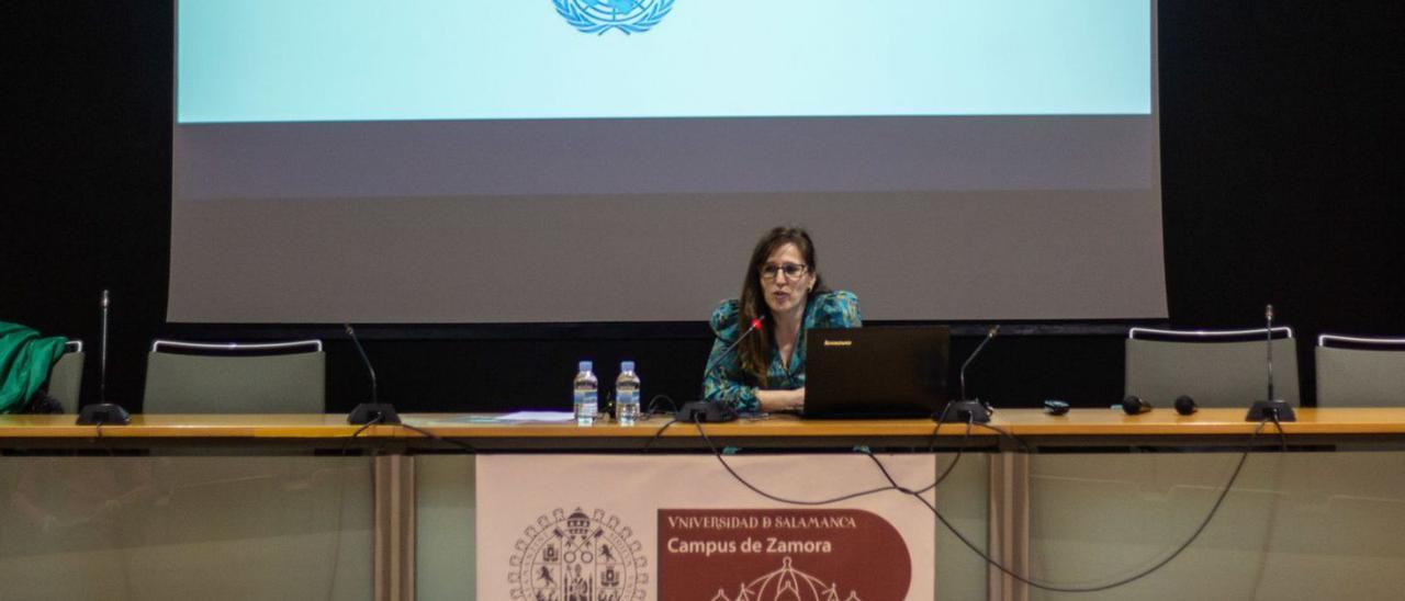 La profesora Silvia Hernández Castellano, durante su conferencia en el Campus Viriato. | Alba Prieto