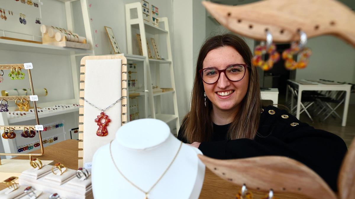 Sopa de bolitas, el taller creativo de Zaragoza donde puedes realizar tus propios pendientes con resina y flores secas: “Convertí una actividad terapéutica para mí en terapia para el resto”