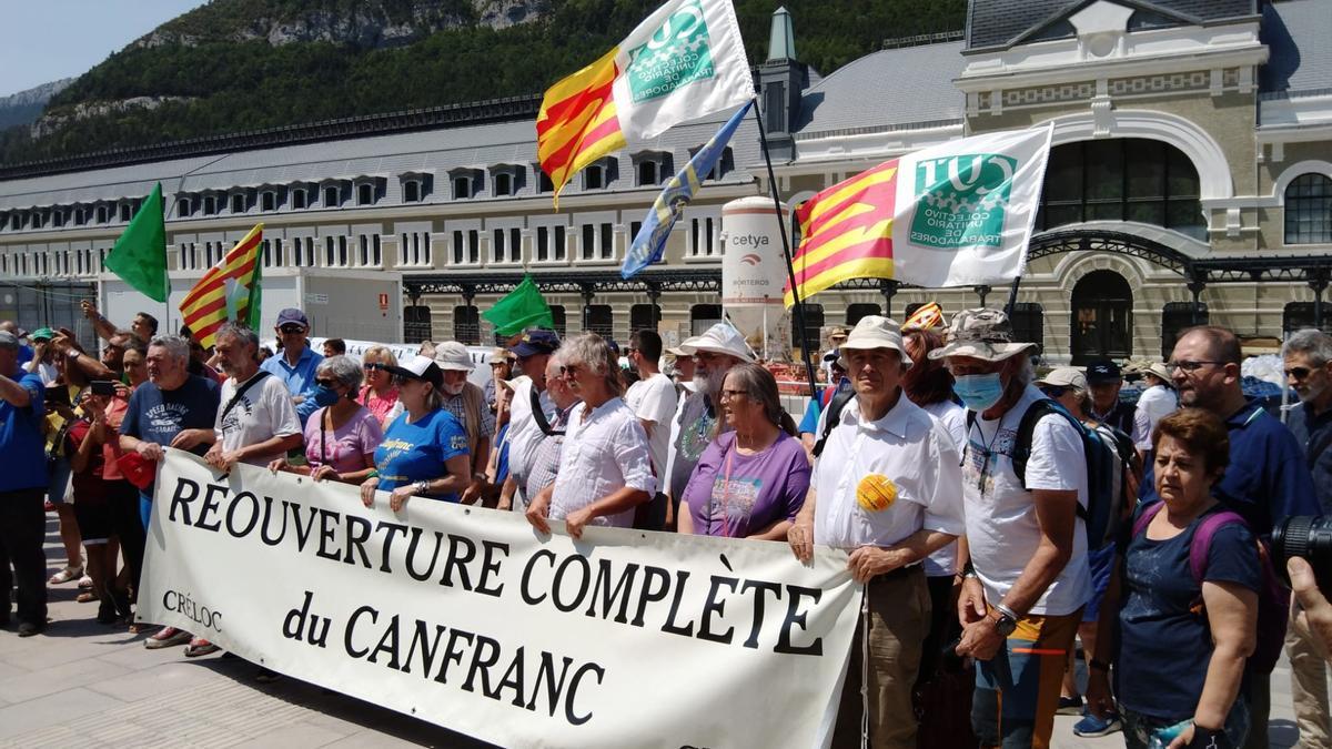 Cerca de 300 personas han acudido a la concentración de este sábado en la puerta de salidas de la nueva estación de Canfranc,