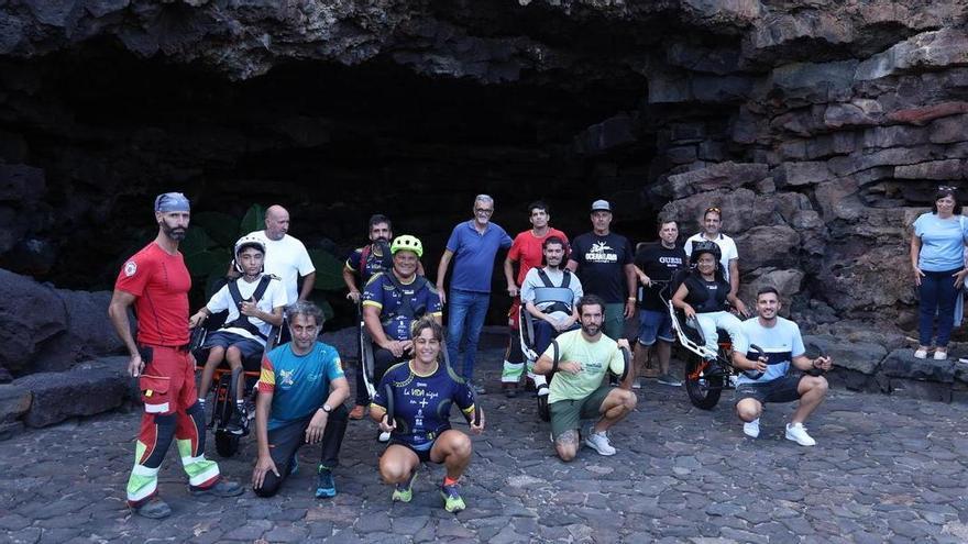 La Cueva de los Verdes acoge una nueva visita adaptada para deportistas con movilidad reducida