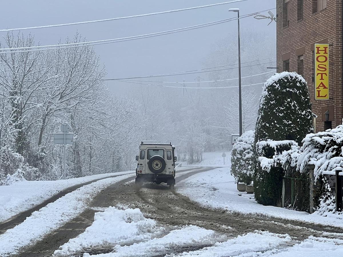 Un vehículo circula por la carretera en Sort, tras la nevada.