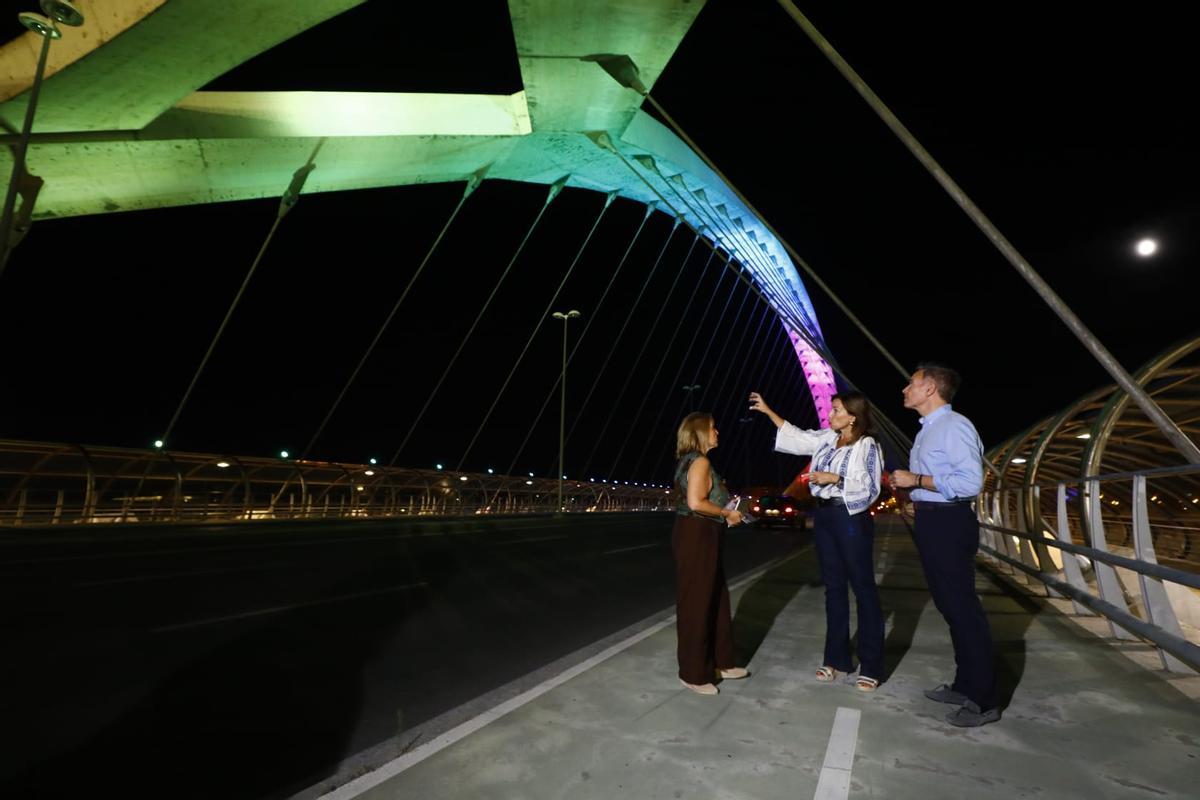 En imágenes | El puente del Tercer Milenio estrena iluminación