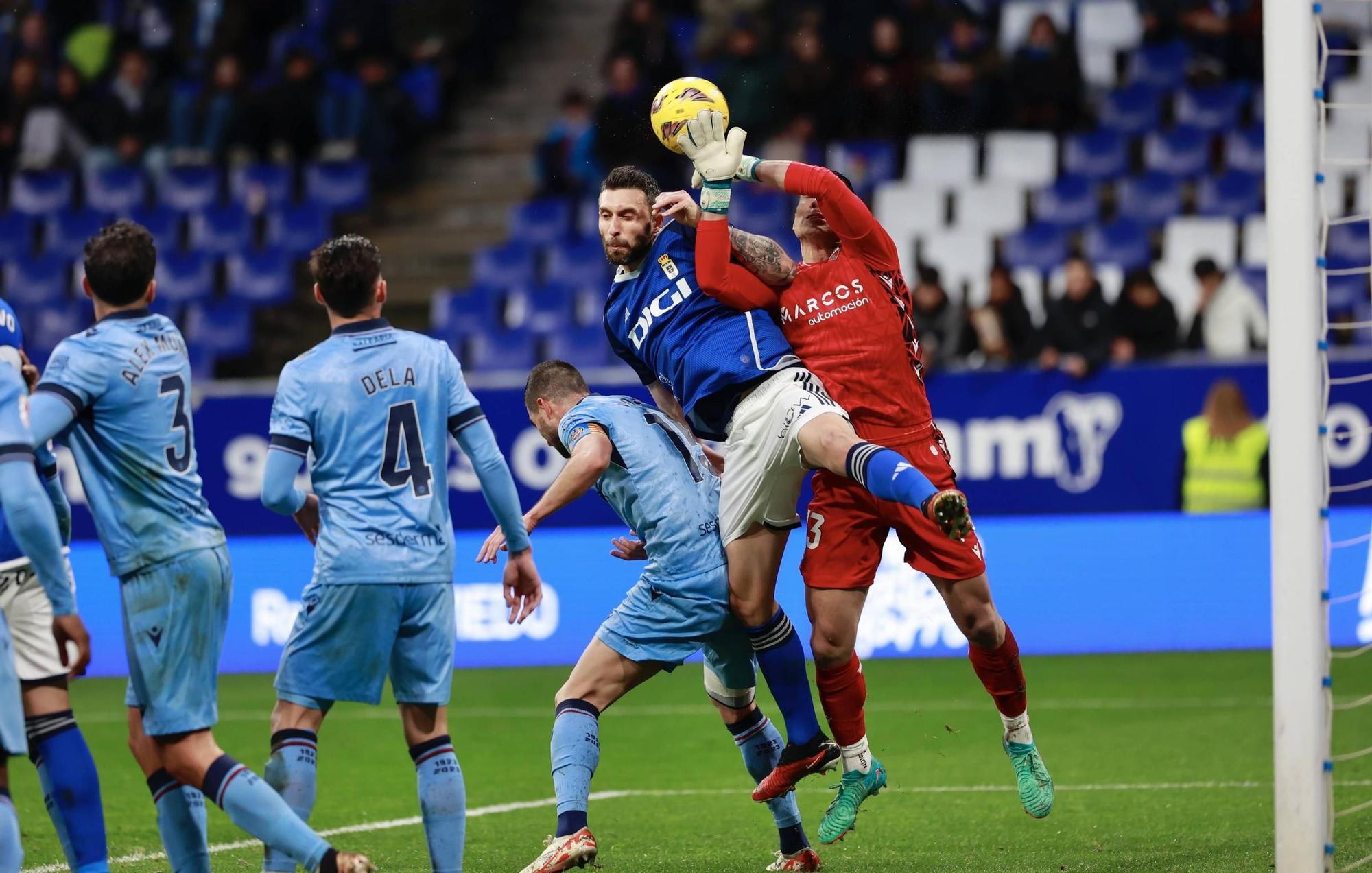 EN IMÁGENES: Ambiente y partido de un Real Oviedo-Levante pasado por agua