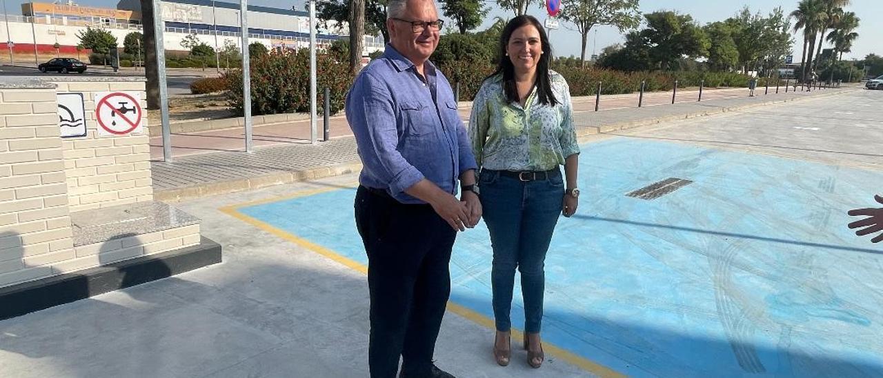 Esteban Morales y Ana Carrillo, en la presentación del aparcamiento para autocaravanas.