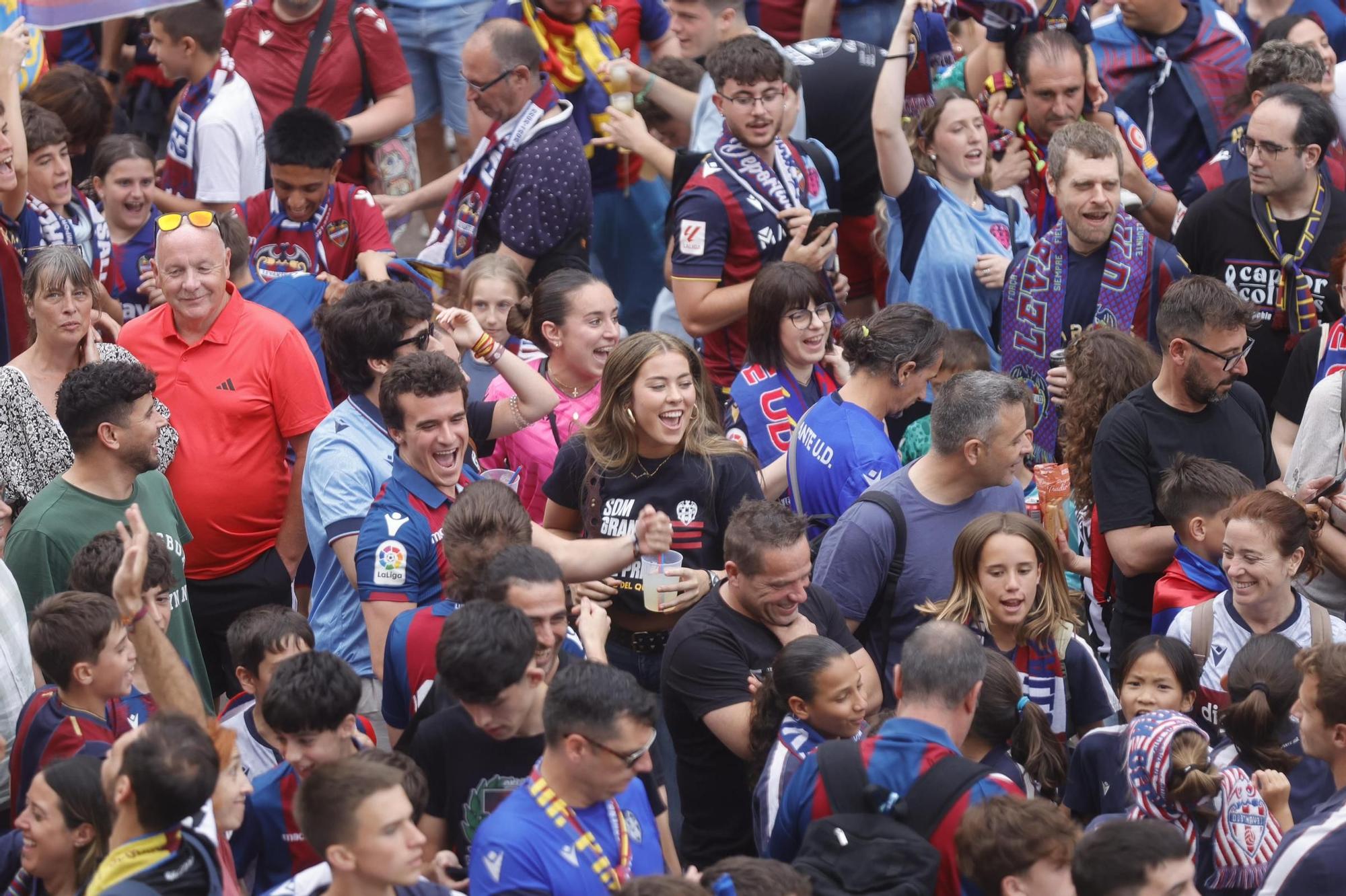 Todas las fotos de la rúa del Levante UD por su ascenso a Primera División