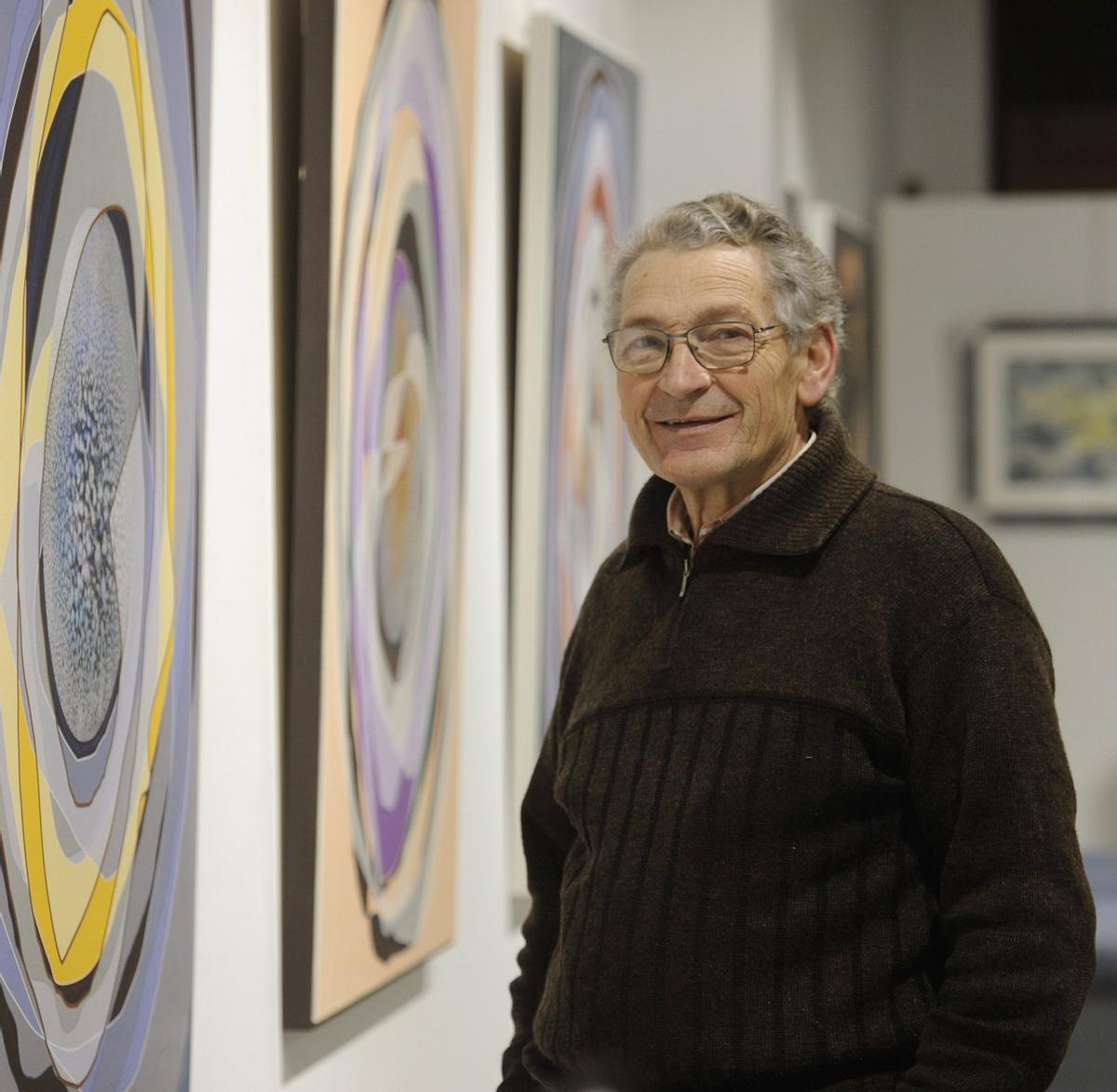 Fondevila, ayer, junto algunos de los cuadros de su permanente de Silleda.