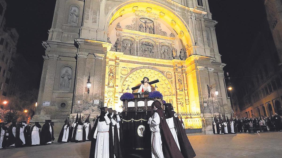 Procesión saliendo de la iglesia de Santa Engracia, en pleno centro de Zaragoza.