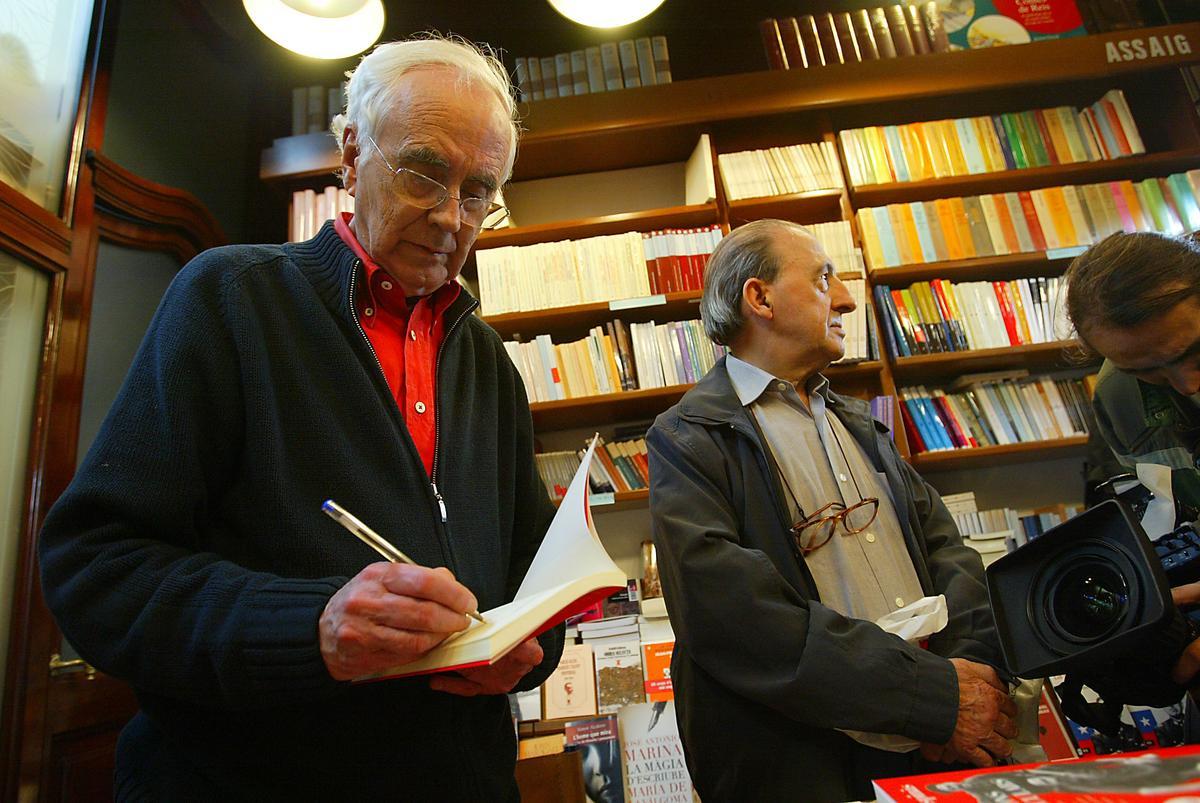 Firmando libros en la librería Ona en el Sant Jordi de 2007