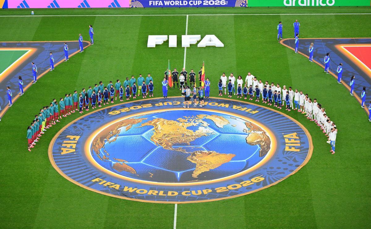 Las dos selecciones, alineadas antes del comienzo del partido. Las dos selecciones, alineadas antes del comienzo del partido.