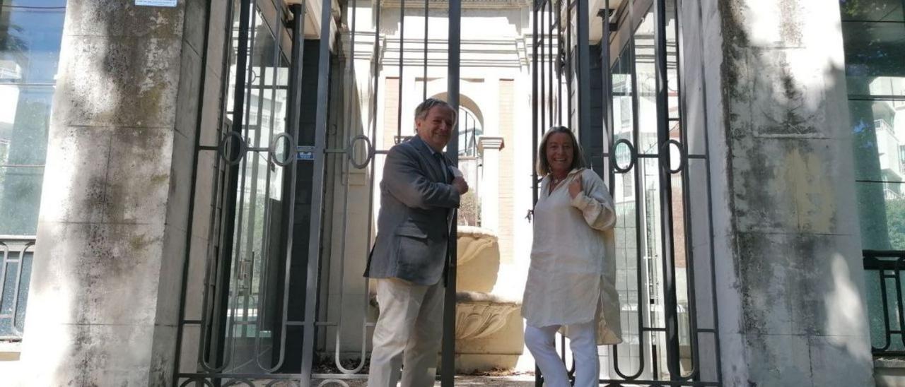 El teniente de alcalde de Urbanismo, Salvador Fuentes, y la presidenta del Imtur, Isabel Albás, en la Pérgola.