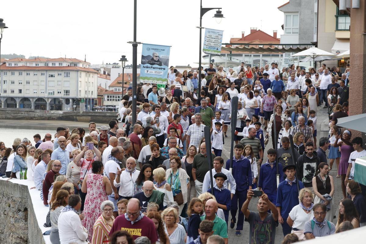 EN IMÁGENES: Pasacalles marinero por las fiestas del Carmen de Luanco.