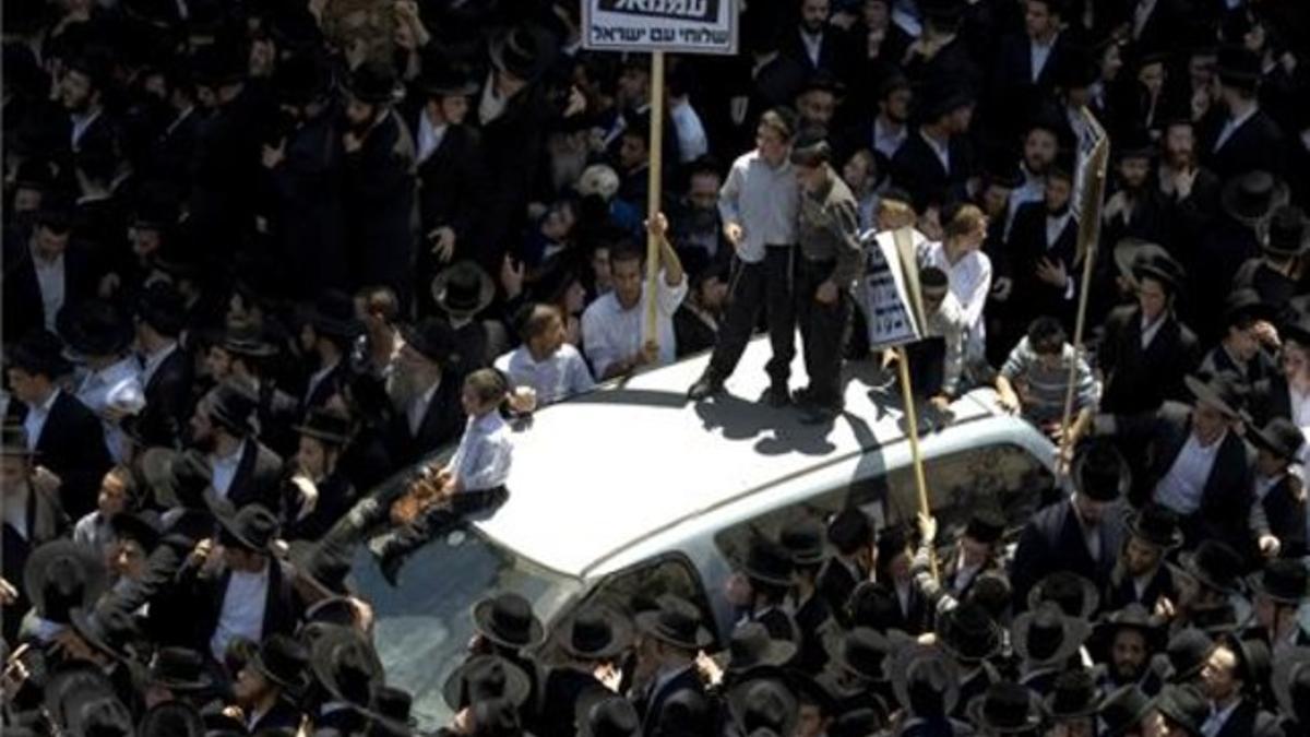 Judíos ultraortodoxos, durante la multitudinaria manifestación que han celebrado en la localidad israelí de Bnei Brak.