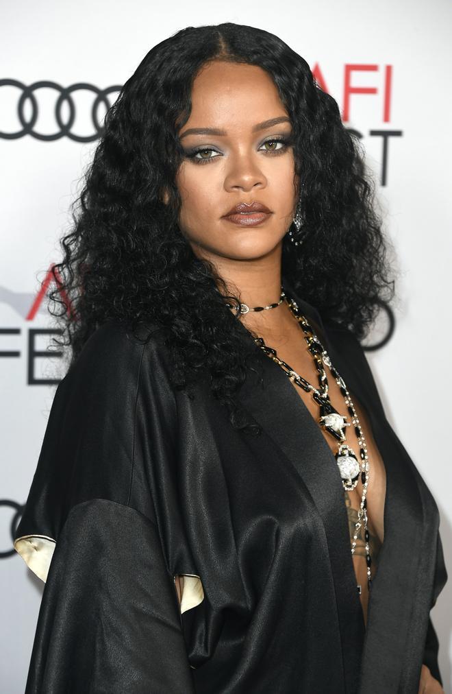 Rihanna pelo largo y rizado 1