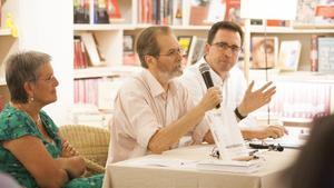 Andreu Missé, entre Milagros P.Oliva y Antoni Garrido, en al librería +Bernat, el lunes. 