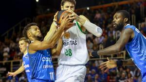 El verdinegro Ante Tomic pelea por un rebote con Hannah en el partido en Las Palmas