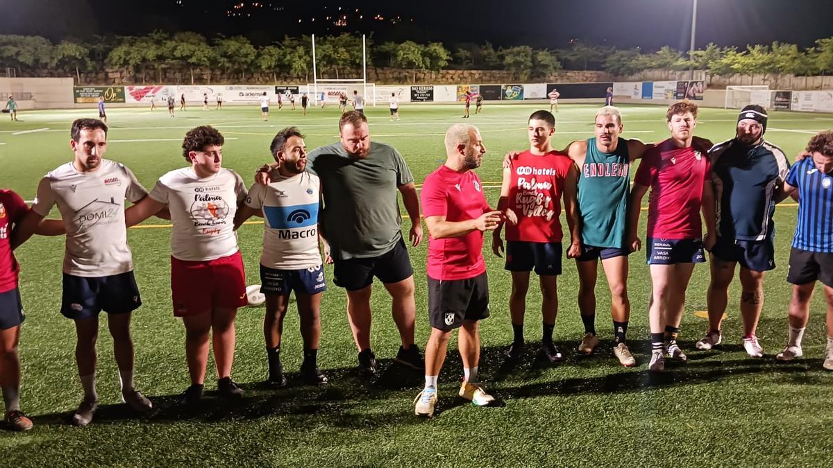 El entrenador Andrés Mateu da instrucciones a sus jugadores en un entrenamiento en Son Caliu.