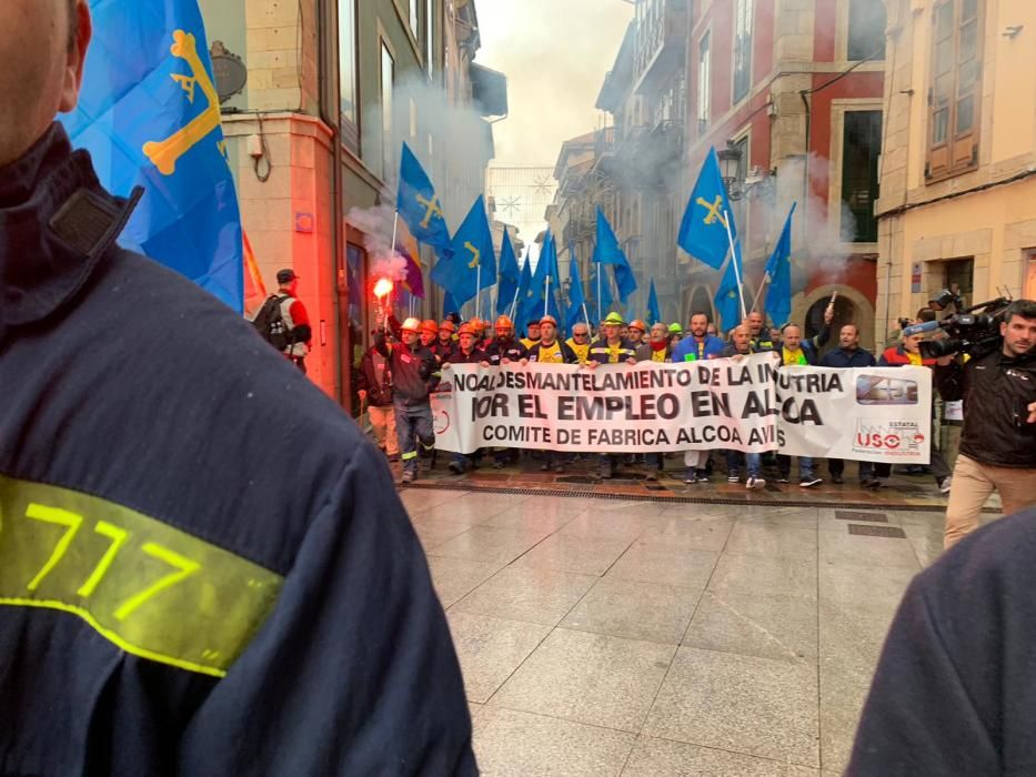 Los trabajadores de Alcoa celebran una marcha hasta Avilés para concentrarse frente al Ayuntamiento