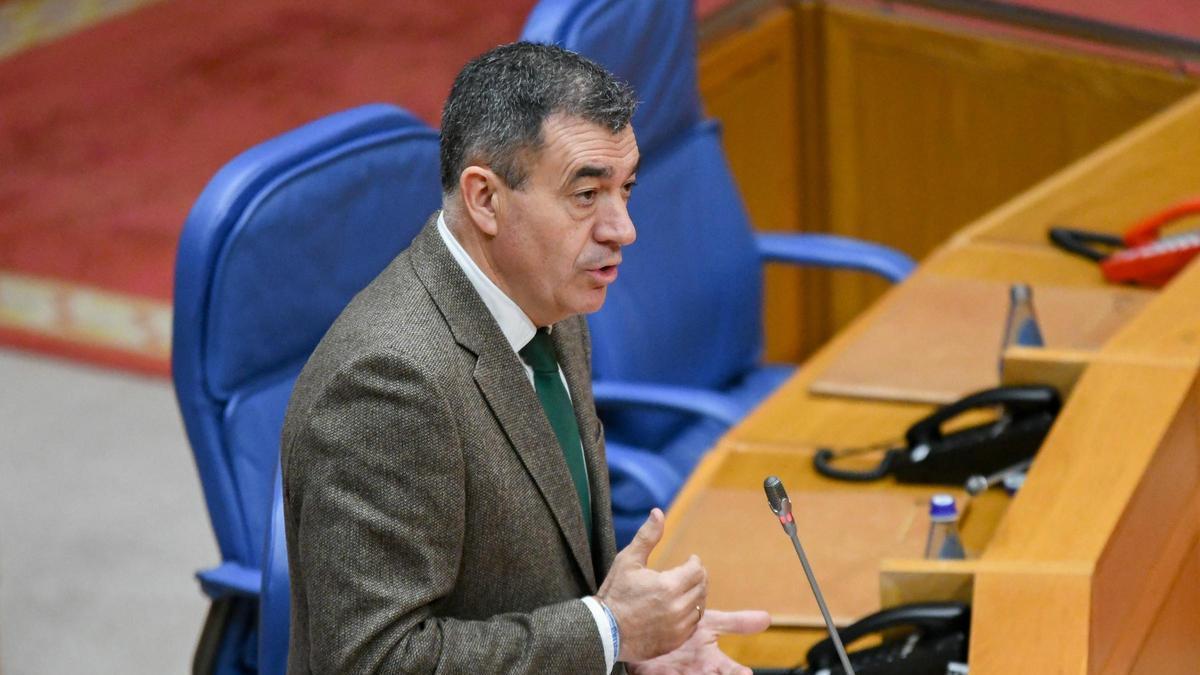 Román Rodríguez durante su intervención en un pleno del Parlamento de Galicia.