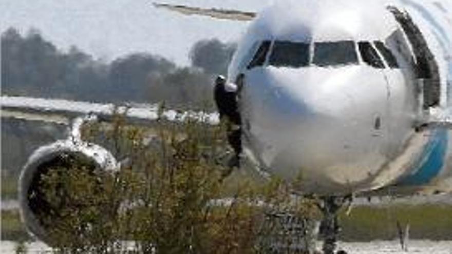 Un home va sortir de l&#039;avió segrestat per la finestra del copilot.