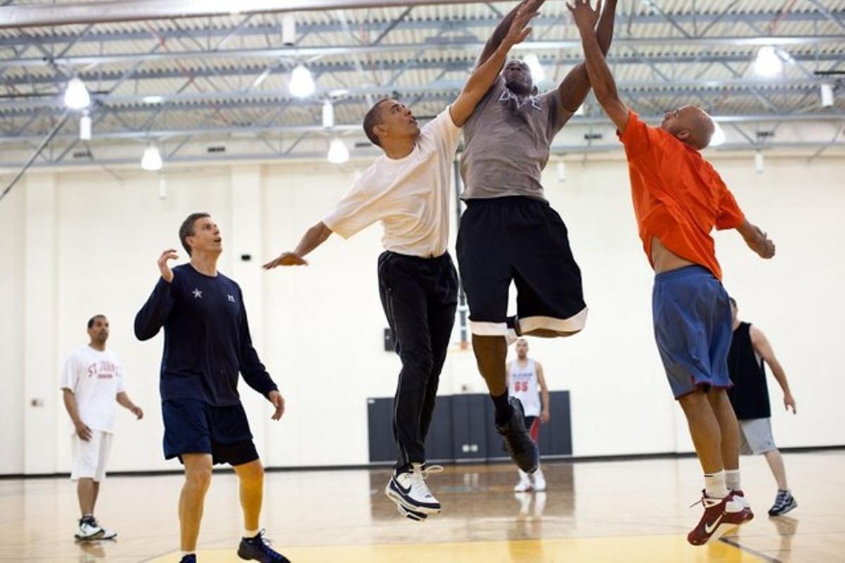 El president juga a bàsquet amb Reggie Love, el seu exassistent personal, a Washington, el maig del 2010.