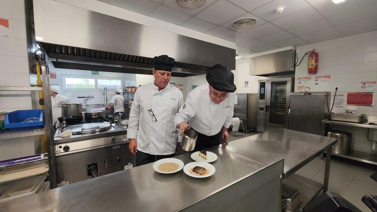 Por la izquierda, Javier Álvarez y Bene del Pozo, con los platos del menú en la cocina del hospital. | A. Velasco