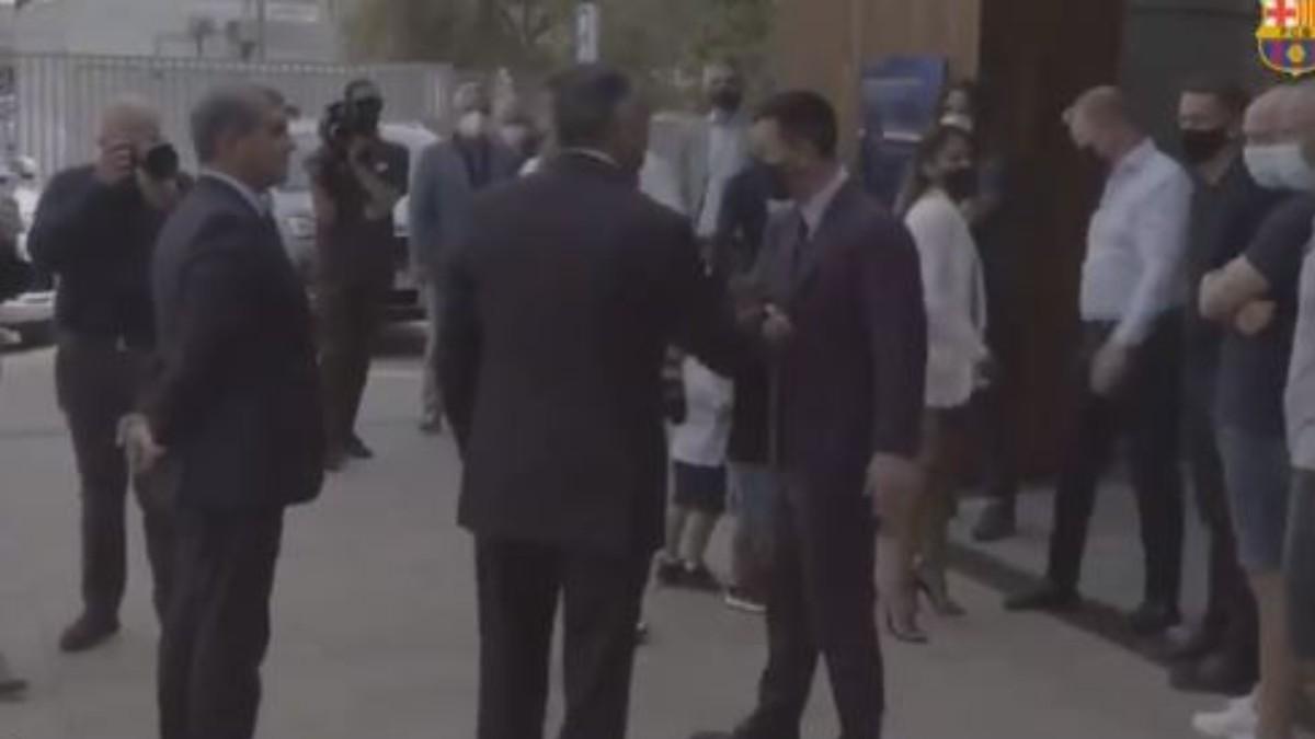 ¡Impactante! El frío saludo de Messi a Joan Laporta y Rafa Yuste antes de su rueda de prensa en el Camp Nou
