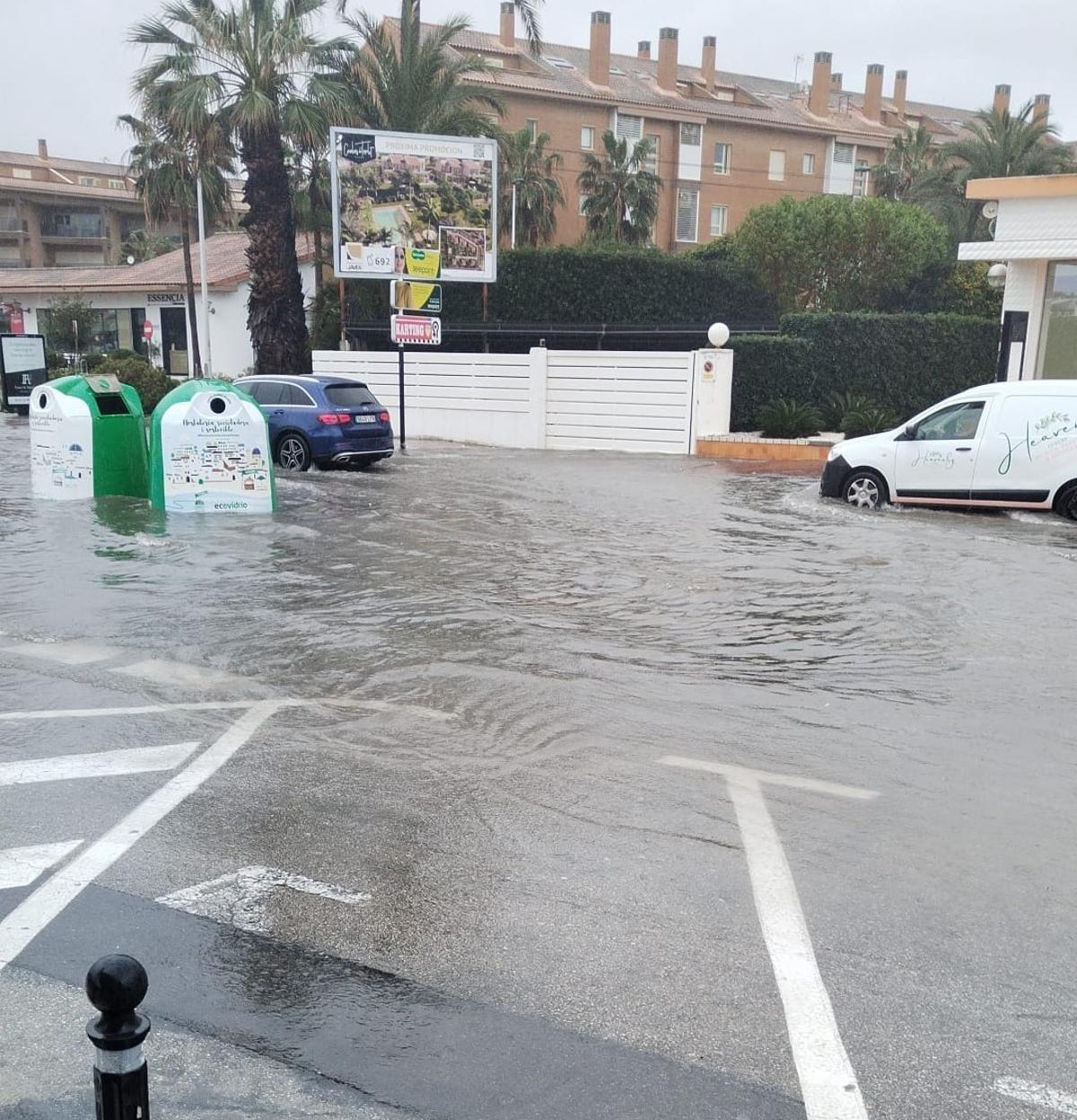 La avenida, anegada. Esta vez la inundación ha durado unos 20 minutos