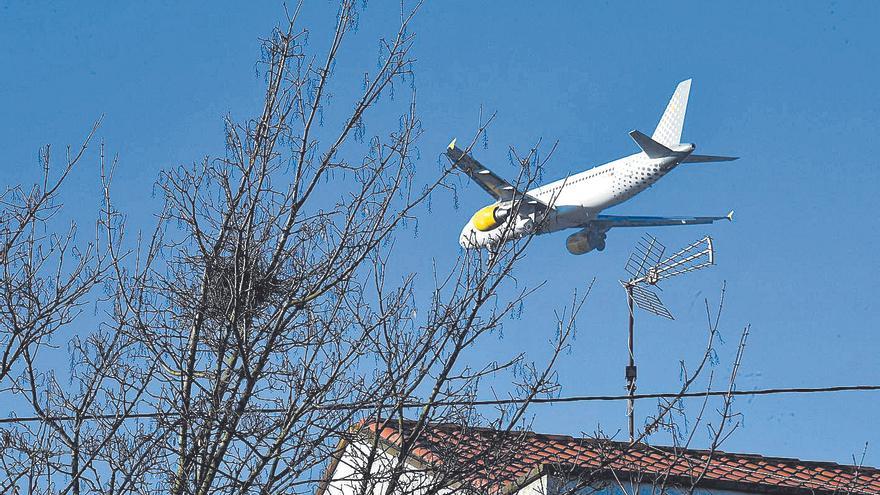 Vecinos de O Burgo: 14 años de champán y fuegos en el portal