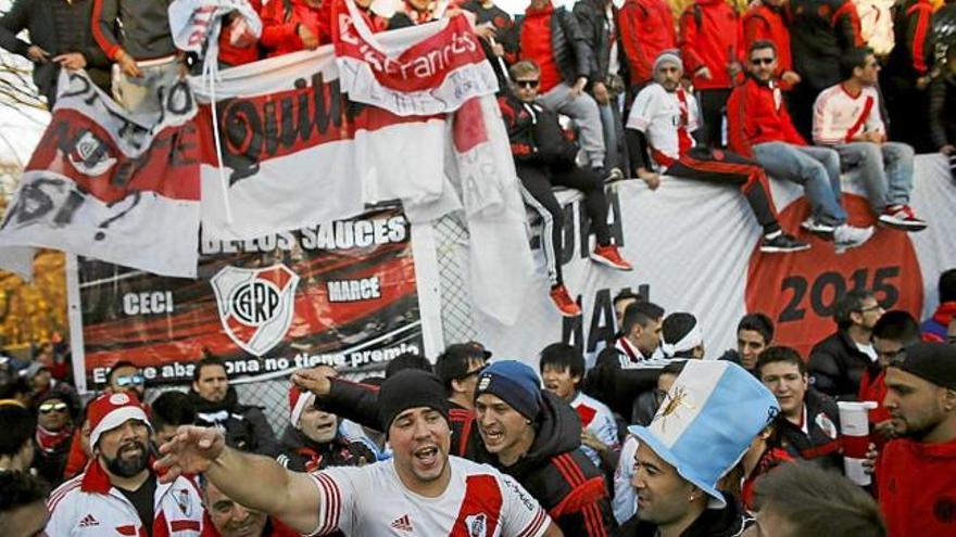 El &#039;banderazo&#039; del River inunda el centre de Tòquio