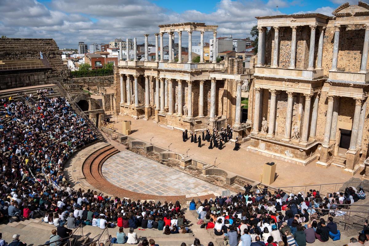 Público asistente a la inauguración del certamen teatral.